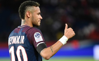 AOA电竞快讯-佩德里庆祝时冲向角旗